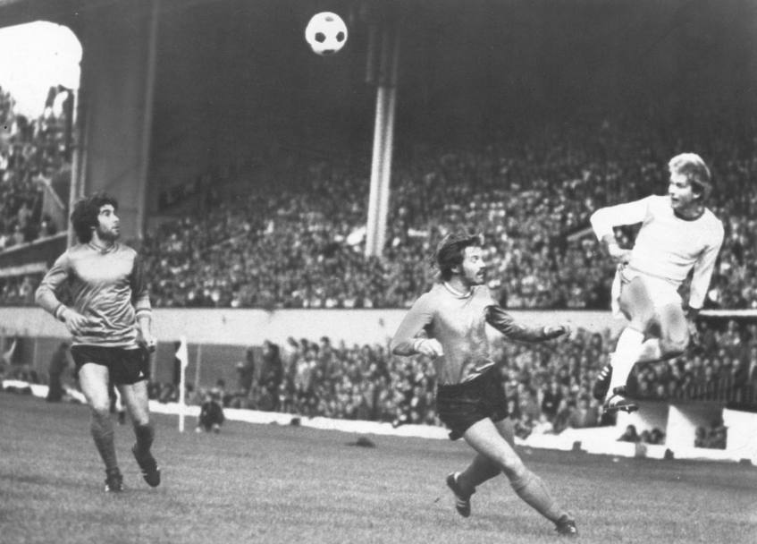 Impegnato in elevazione nella finale di Coppa dei Campioni del 1975-76 contro il St. Etienne (al suo fianco Christian Lopez e Jacques Santini). I bavaresi si aggiudicano per la terza volta consecutiva il trofeo (Ap)